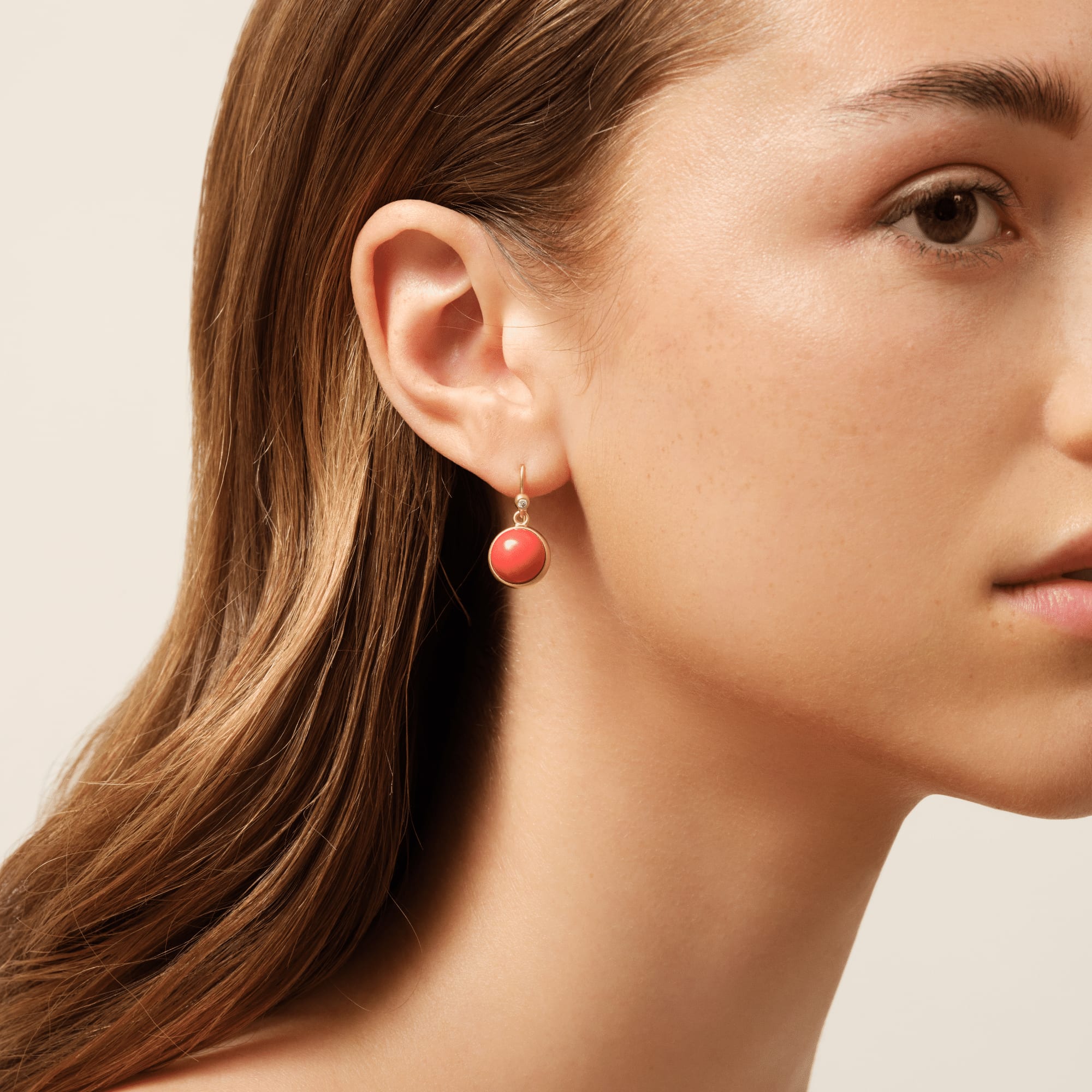Julie Sandlau Prime øreringe Red Coral Crystal i 22 kt forgyldt 925 sterlingsølv med cubic zirconia HKS181GDRECOCRCZ