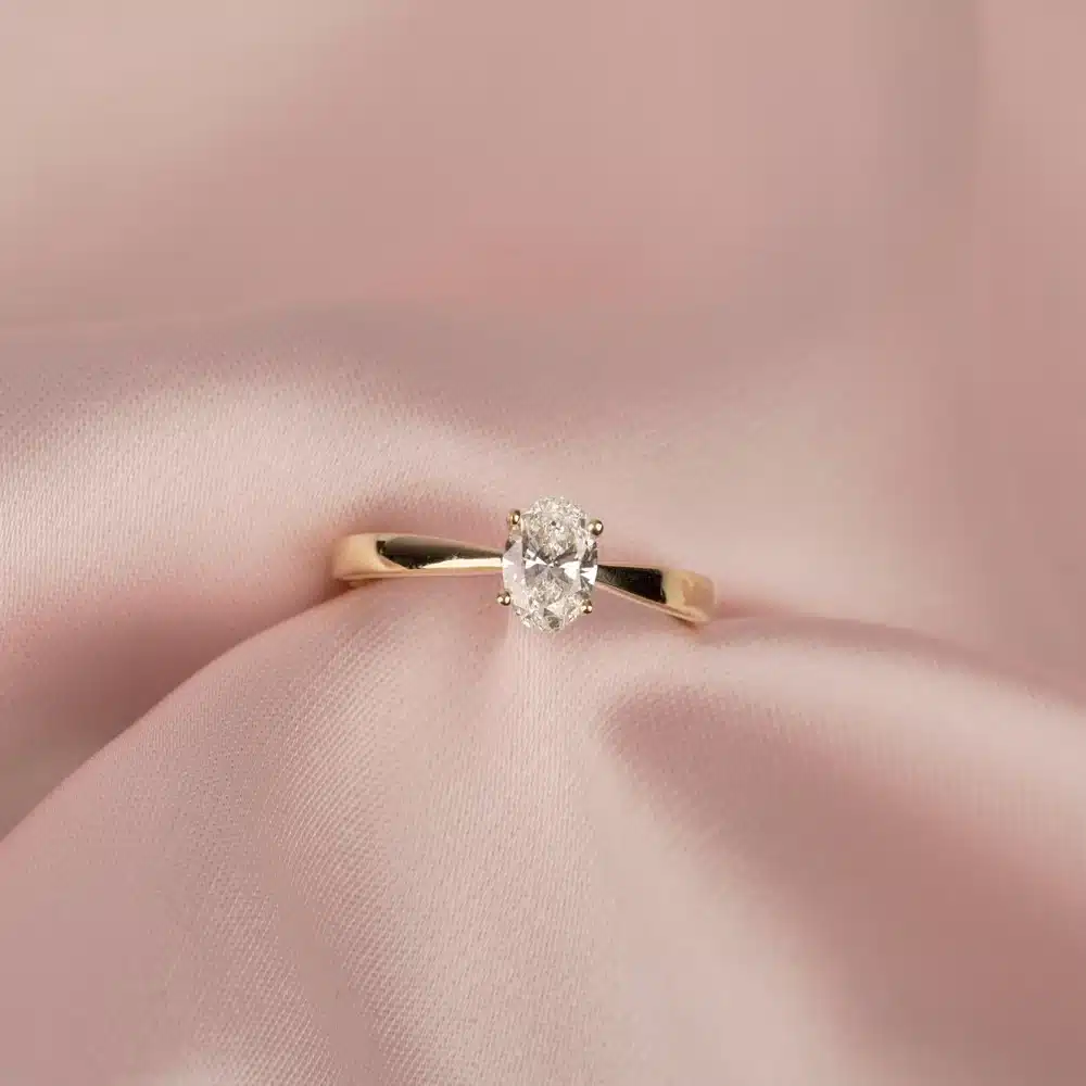Siersbøl LUXURY ring med oval lab grown diamant
