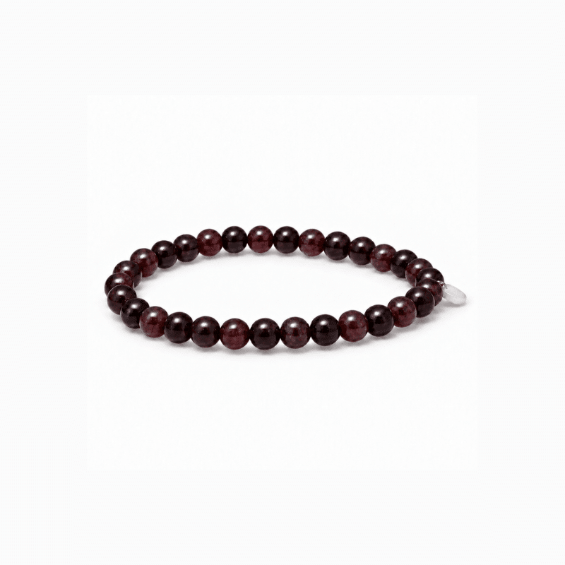 Soï Copenhagen Essential Garnet stretcharmbånd med dybrøde granat krystalsten på 6 mm.