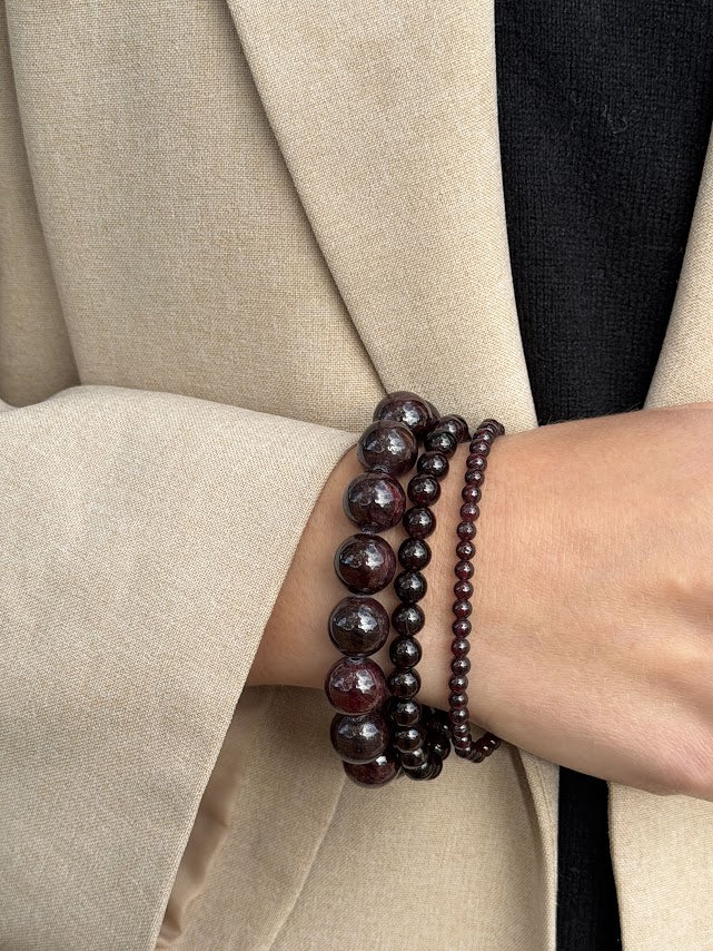 Soï Copenhagen Essential Garnet stretcharmbånd med dybrøde granat krystalsten på 6 mm.