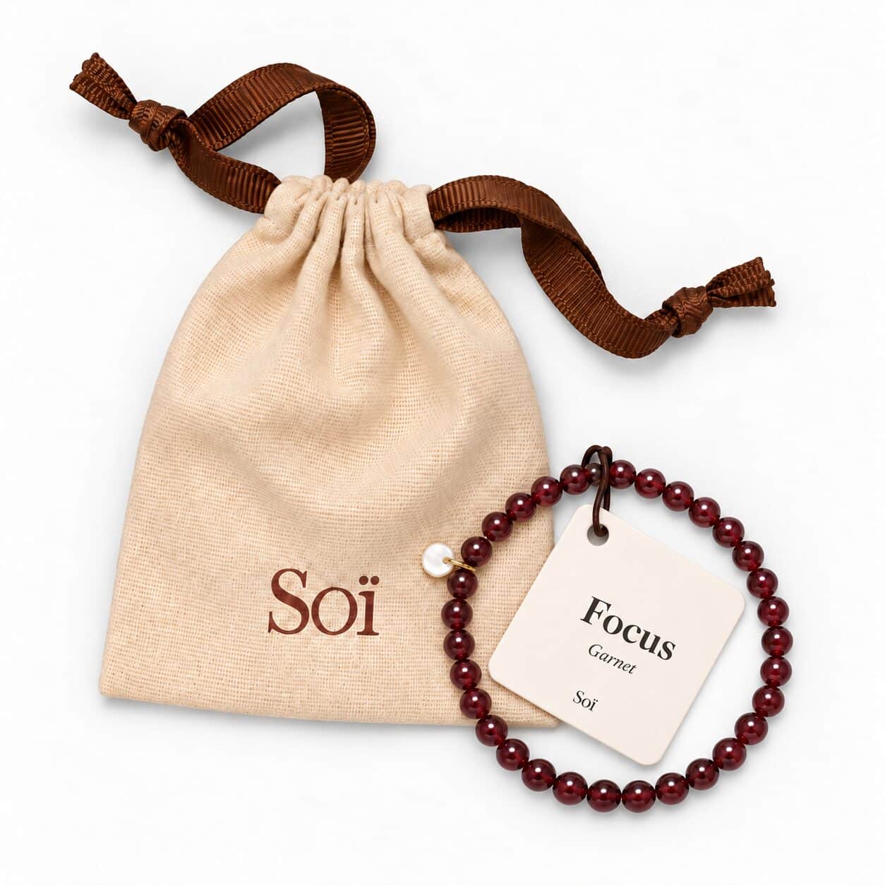 Soï Copenhagen Essential Garnet stretcharmbånd med dybrøde granat krystalsten på 6 mm.